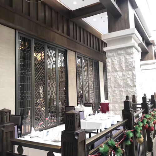 Projet de personnalisation d'un écran en acier inoxydable pour un hôtel haut de gamme