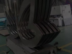 Sculpture en acier inoxydable