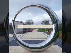 Sculpture en acier inoxydable de couleur gris or argenté