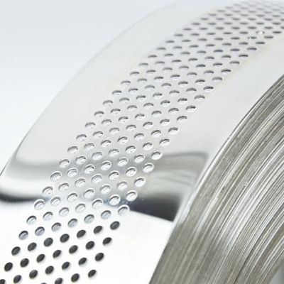 Bon prix Bobine perforée JIS 304 de bande polie par miroir d'acier inoxydable antirouille en ligne