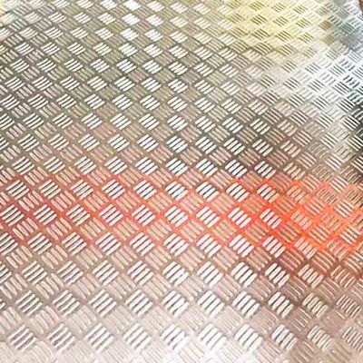 Bon prix L'acier inoxydable 1219*3048mm à carreaux du SUS 201 couvre des plats pour l'anti glissement d'escalier en ligne