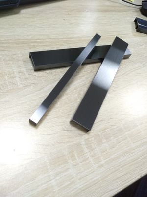 Bon prix 0.5mm épaisseur en acier inoxydable Trim Strips Hairline Avec AFP en ligne