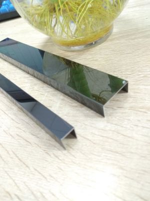 Bon prix 3000 mm épaisseur de l'acier inoxydable de garniture bandes de protection de bord de carreaux de marbre garniture en ligne