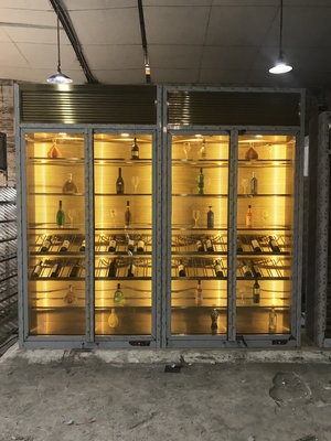 La conception refroidissant l'affichage en acier tainless étire la grande armoire de vin d'affichage en verre de whiskey de cave de mur de luxe