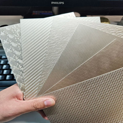 Bon prix 4*8ft 0,8mm 1mm 1,2mm 1,5mm Épaisseur Décoration murale Surface en relief tôle en acier inoxydable en ligne